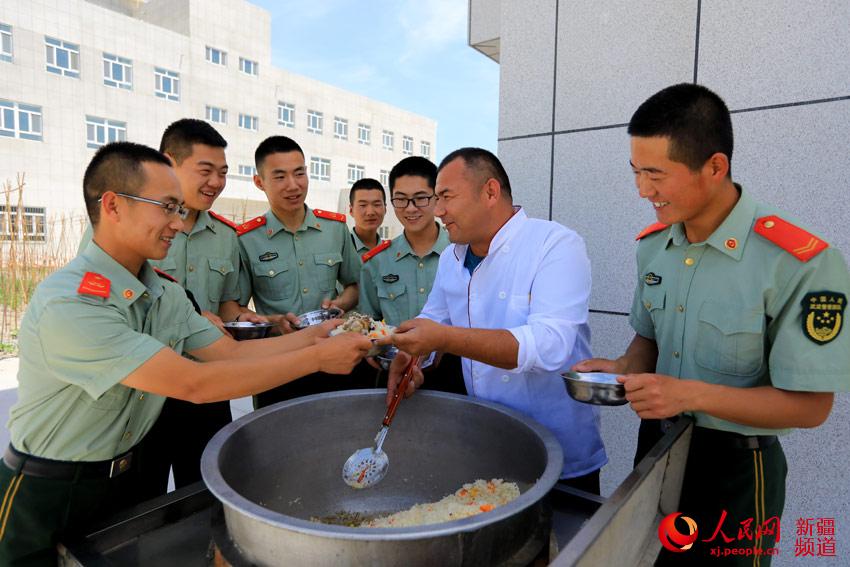 新疆博湖县：“爱心厨师”进警营为官兵做抓饭（图）