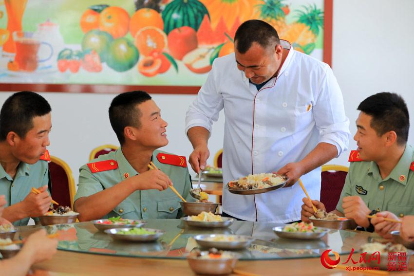 新疆博湖县：“爱心厨师”进警营为官兵做抓饭（图）