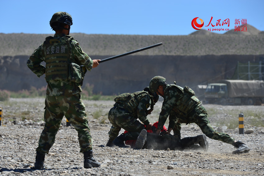 新疆阿图什：700名边防官兵参与中吉边境反恐演习