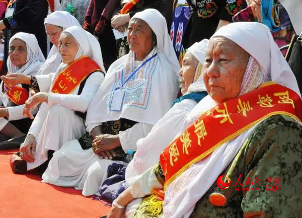 新疆首届“戈宝麻花海节”盛大开幕 万名游客赏花、品茶香