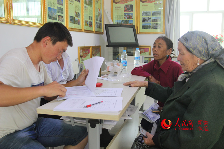新疆兵团十师驻村工作队组织返乡大学生反哺家乡话感恩