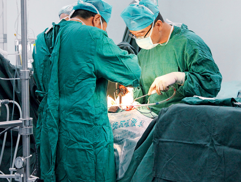 北京安貞醫院心血管專家在和田開展心臟瓣膜手術。