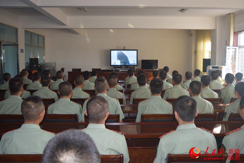 新疆武警森林官兵观看阅兵：继承优良传统 实现强军目标