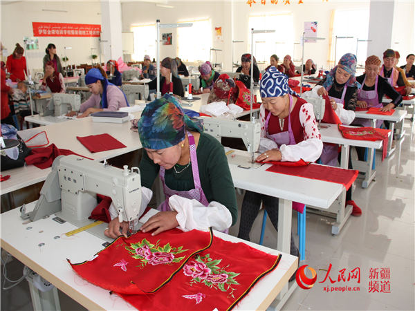 牧民在村裡開辦的刺繡廠就業增收。