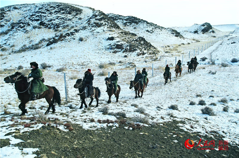 北塔山牧場民兵與邊防軍在邊境線巡邏。