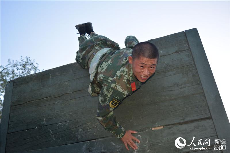 新疆:武警森林官兵上演火热大片(图)