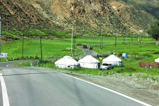 脫貧攻堅            精准發力拔窮根，打贏脫貧攻堅戰。新疆打造“四好農村路”助力農民奔小康。