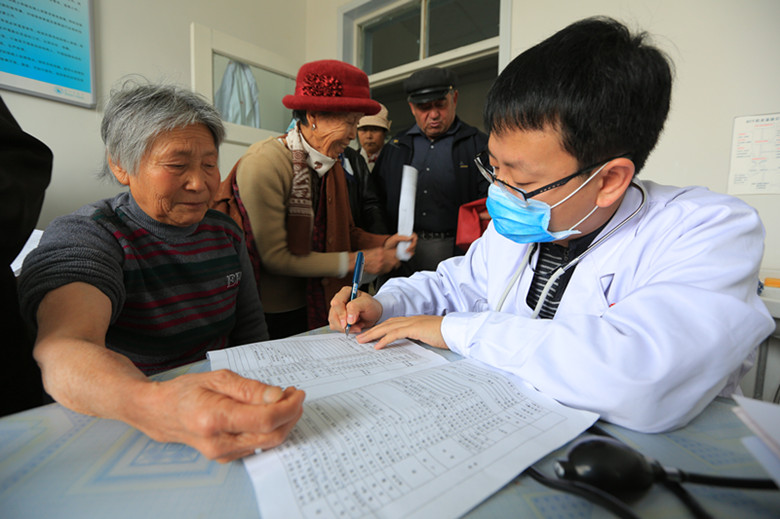 健康            新疆全民健康體檢工程啟動，1884萬余名各族群眾在家門口享受到免費健康體檢服務。 