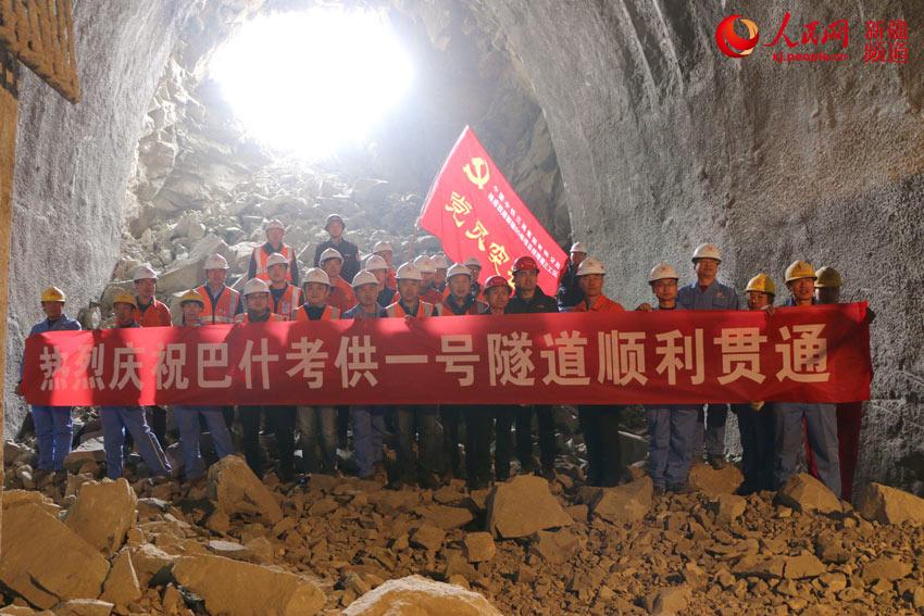 新疆若羌县:格库铁路巴什考供一号隧道顺利贯