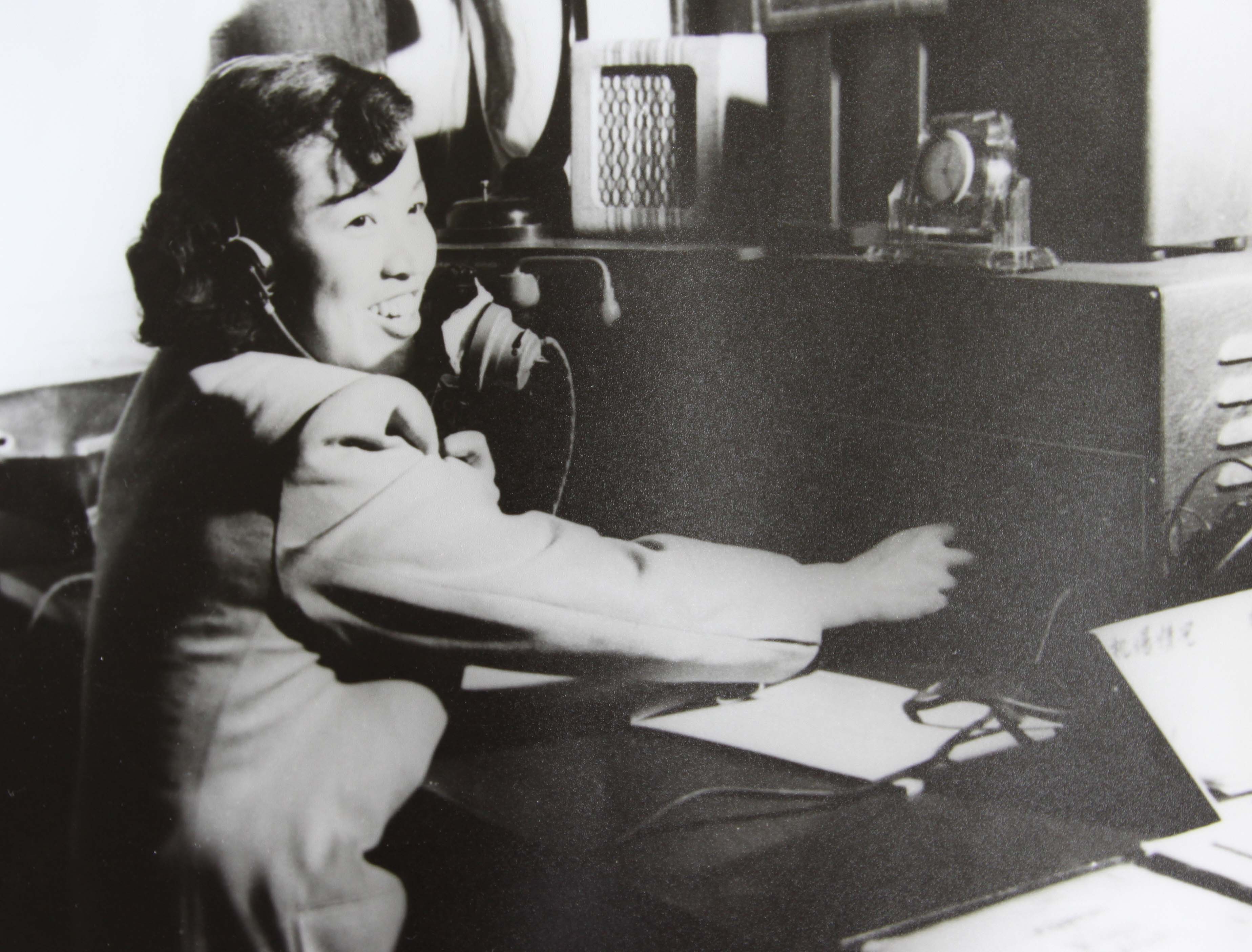 新疆民航50年代女话务员工作照