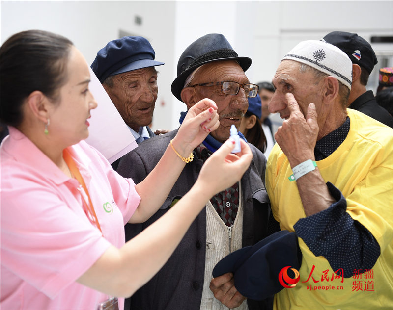 志願者給患者滴眼藥水。