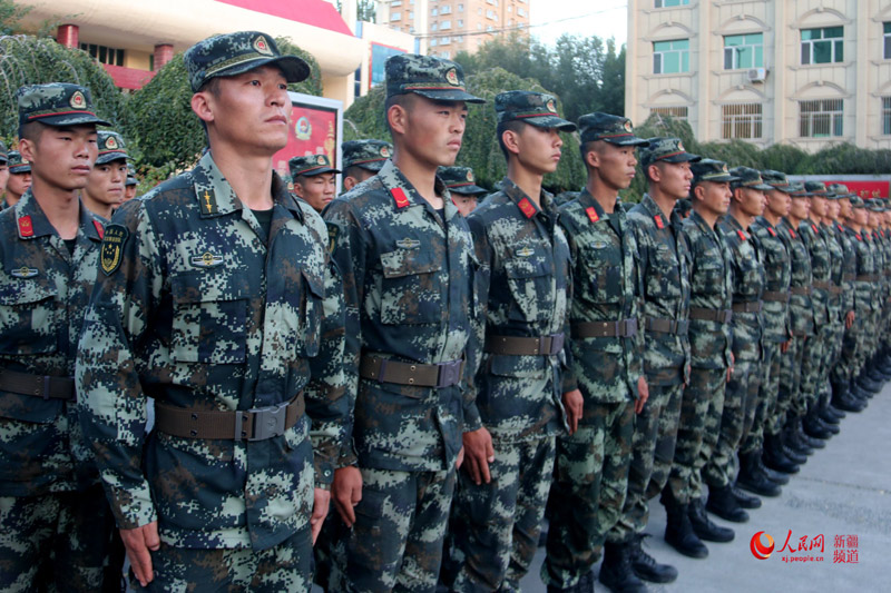 武警新疆总队机动第三支队举行"国庆节"升国旗暨武警宣誓仪式