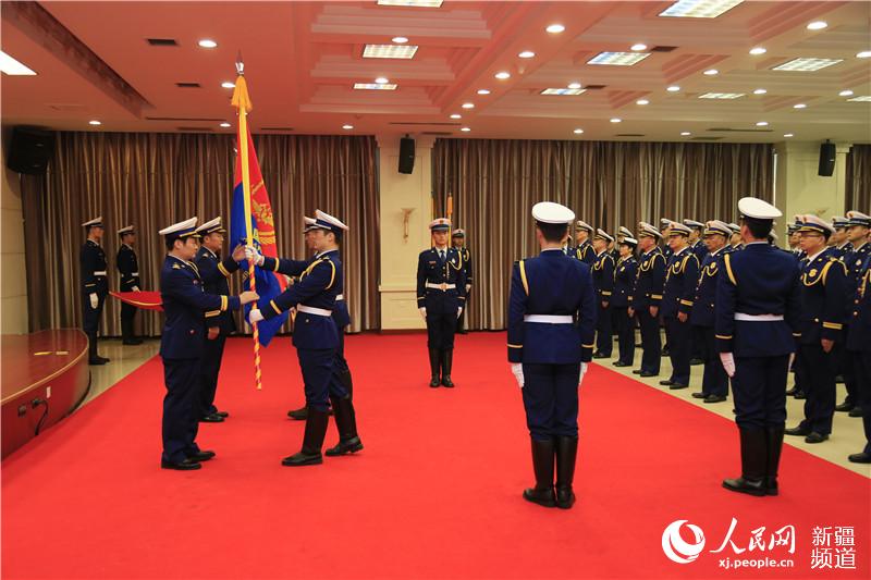 新疆消防救援总队授旗授衔和换装仪式举行(图