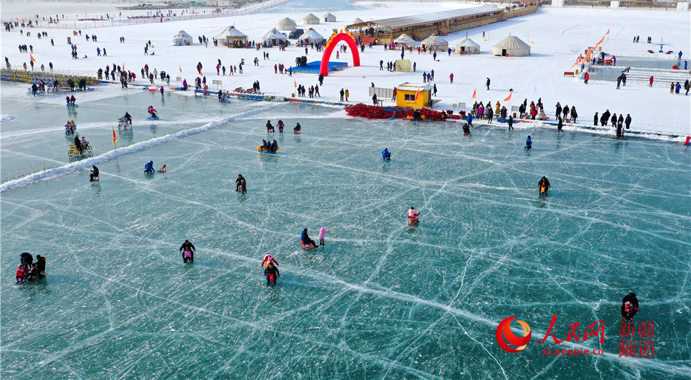 游客們盡情享受冰雪運動。博湖縣委宣傳部供圖