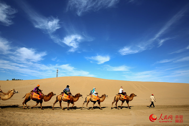 9月13日,游客在敦煌鸣沙山体验骑骆驼.许珠珠摄