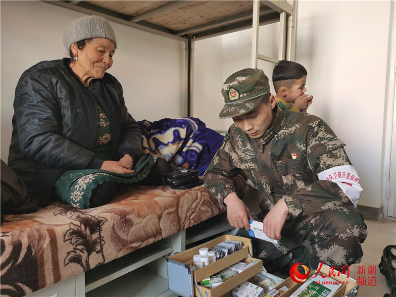 武警新疆總隊醫護人員為伽師地震受災群眾巡診（圖）【5】