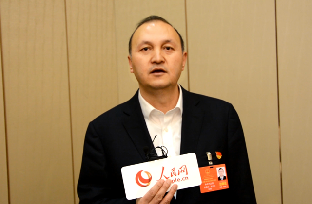 新疆维吾尔自治区和田地区和田市市长热夏提・木沙江向人民网网友拜年