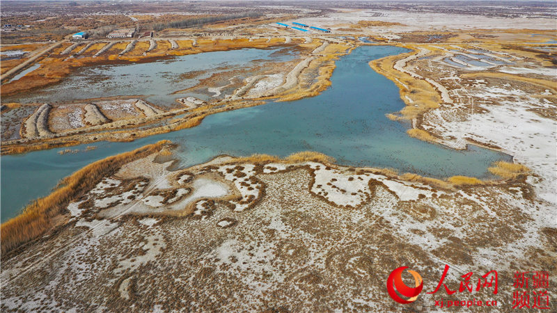 新疆博斯騰湖落霞灣，猶如一塊大自然的多彩調色板。年磊 攝