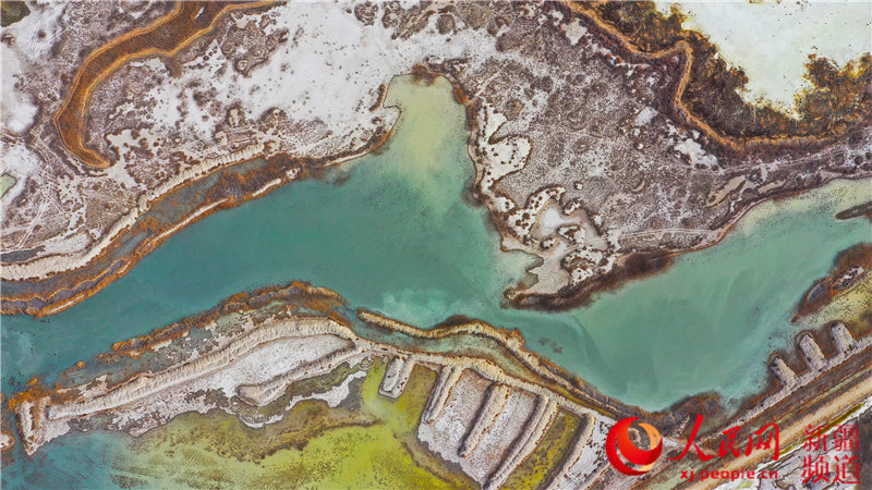 新疆博斯騰湖落霞灣，猶如一塊大自然的多彩調色板。年磊 攝