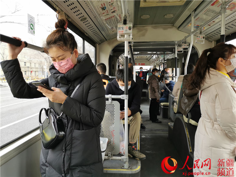 BRT1號線內，乘客們十分自覺，盡量保持人與人之間的距離。那衣 攝