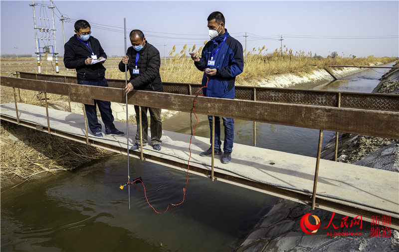 3月11日，在尉犁縣阿克蘇普干渠，水利局水管總站工作人員利用旋槳式流速儀進行水流量測算。