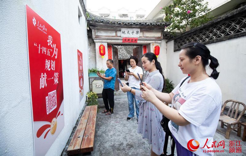 台州市黄岩区东城街道砚池社区党支部书记孙瑛在"党建红色小巷"组织