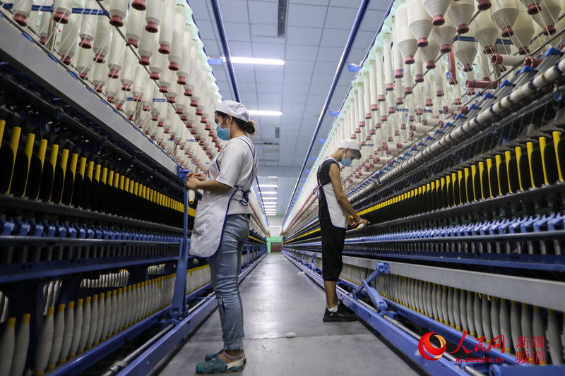 新疆金鑫昱纺织有限责任公司员工正在作业。楠登 摄