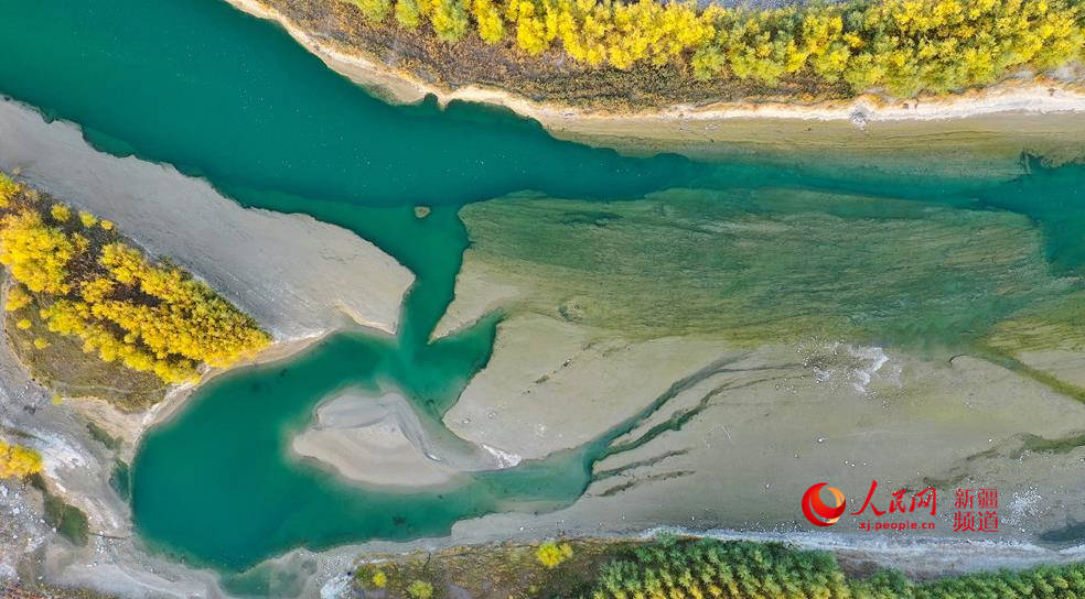 10月21日，航拍新疆博湖縣開都河畔秋景。年磊 攝