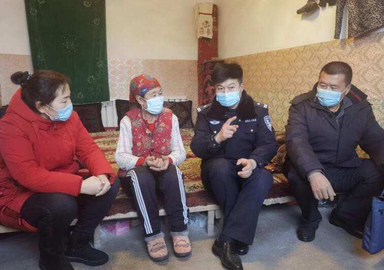新疆温泉县：工作队为百姓免费安安博体育装一氧化碳报警器(图2)