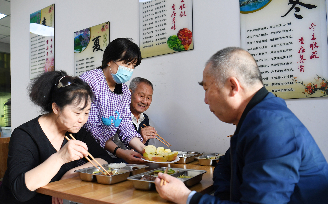 社區為老人免費提供午餐服務