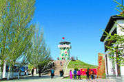 “红色资源”助推新疆旅游高质量发展一首歌曲《小白杨》唱遍大江南北，让“小白杨”成了边防战士的象征，小白杨哨所则成了边关将士的精神家园。[详细]
