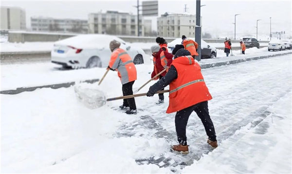 万金体育下载app乌鲁木齐市水磨沟区：大雪来袭“虎”力全开保畅通(图1)