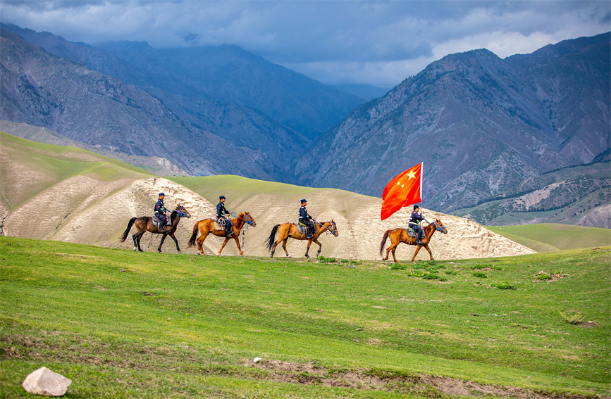 海拔2800多米 新疆伊犁民警巡边踏查