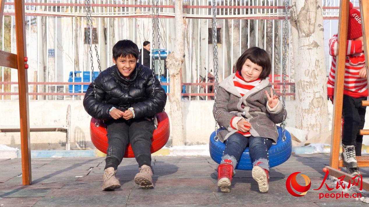 1月24日上午，乌什县亚曼苏乡中心幼儿园安置点，孩子们在欢快地玩耍。人民日报记者 蒋云龙摄 