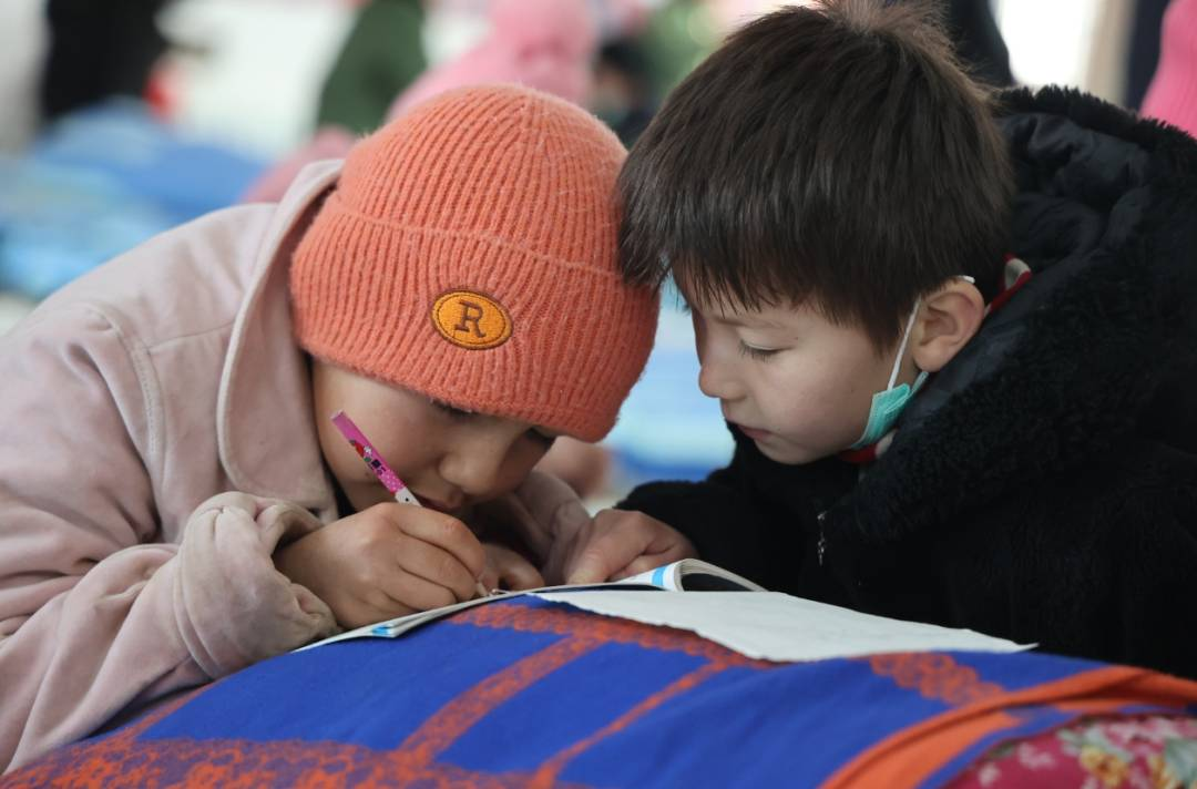 1月24日，乌什县亚曼苏柯尔克孜族乡尤喀克牙曼苏村活动室内，学生们正在做作业。外力·克依木摄