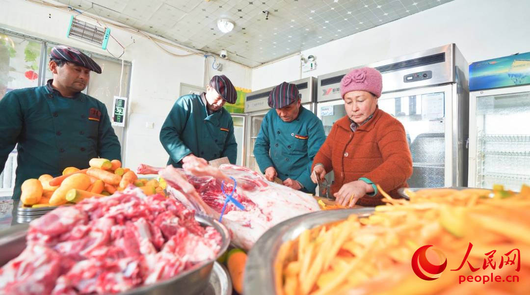1月24日上午，乌什县亚曼苏乡中心幼儿园安置点，厨师正在准备午饭。人民网 李欣洋摄