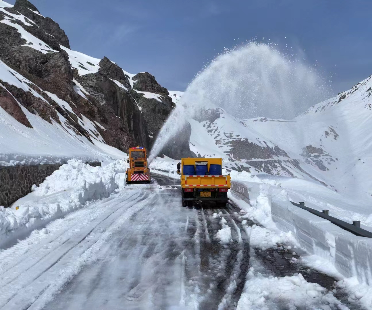 封闭中的独库公路上，伊犁公路管理局那拉提分局的护路工人正在进行除雪作业。雷声摄