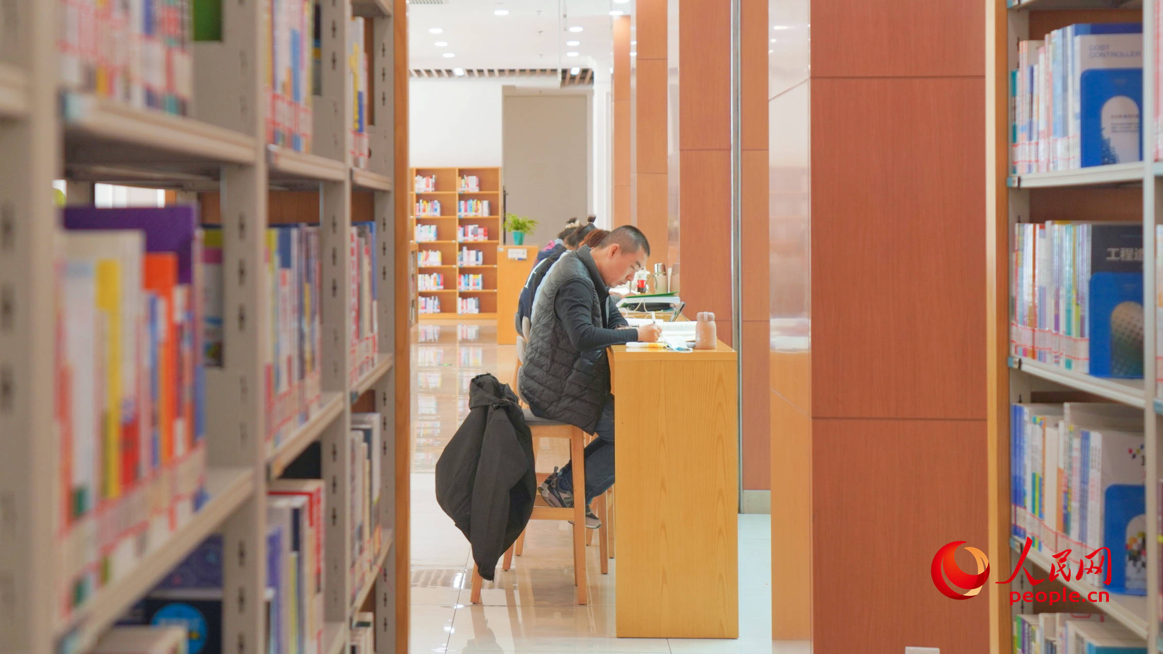 市民在圖書館看書學習。人民網 李龍攝