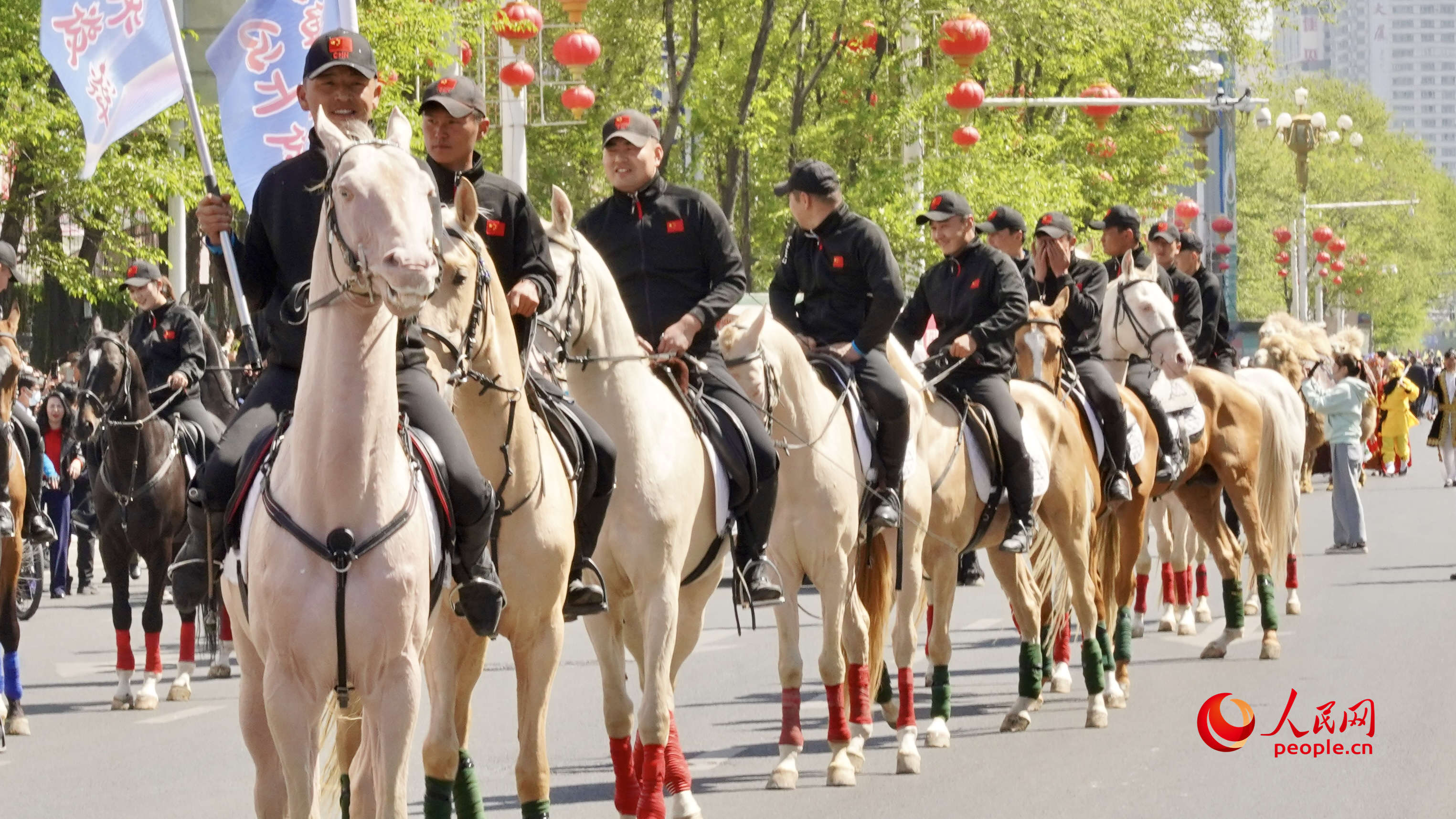 汗血寶馬方陣在路上巡游。人民網 李龍攝