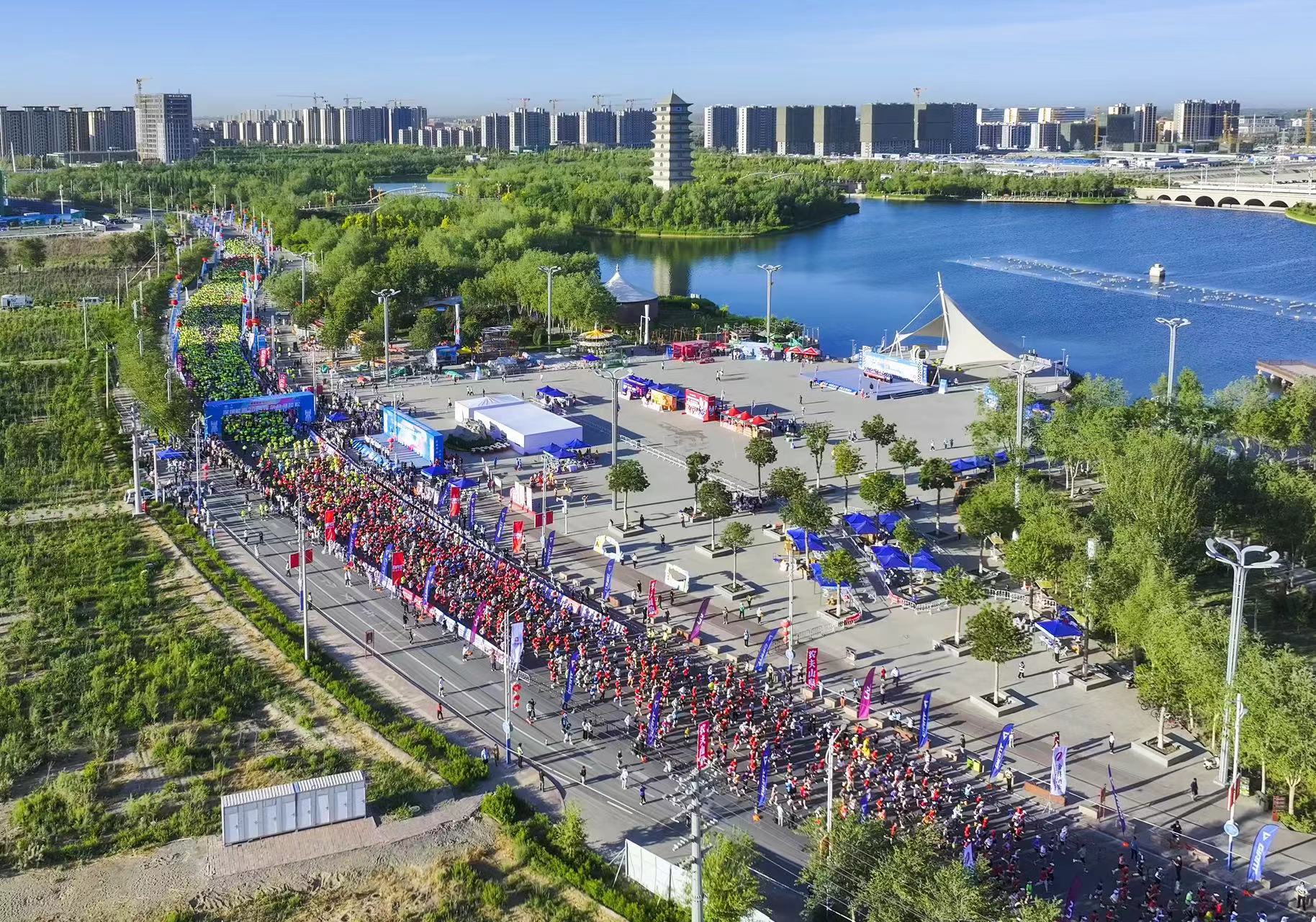  Nearly 10000 runners stroll in the "Pear City" of Xinjiang