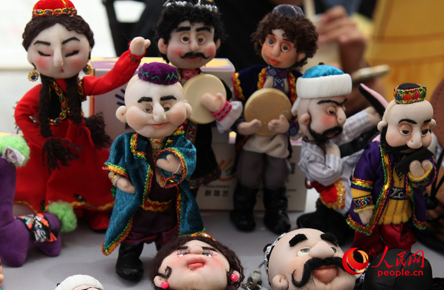 乌鲁木齐二道桥大巴扎非遗文创集市上展示的新疆文创人偶。人民网记者 韩婷摄