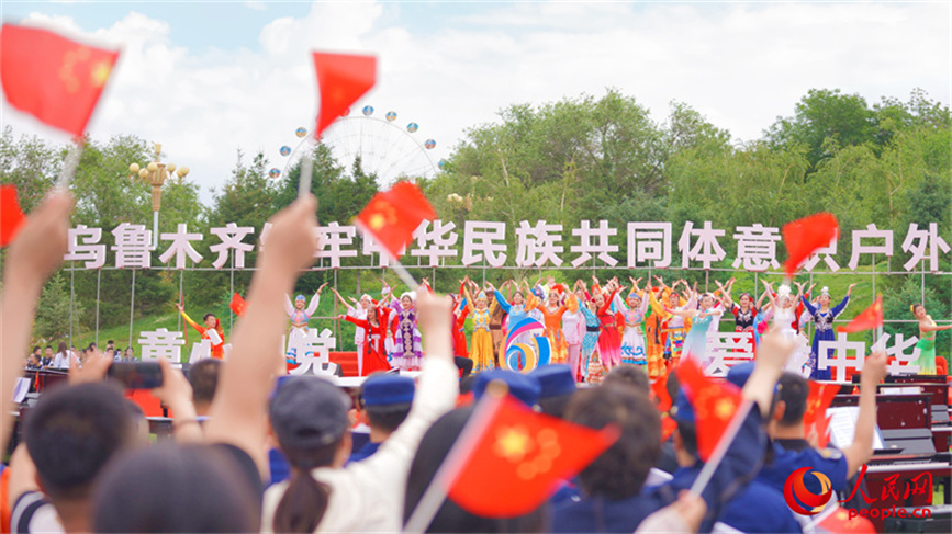 铸牢中华民族共同体意识户外钢琴演奏会现场。人民网 李欣洋摄