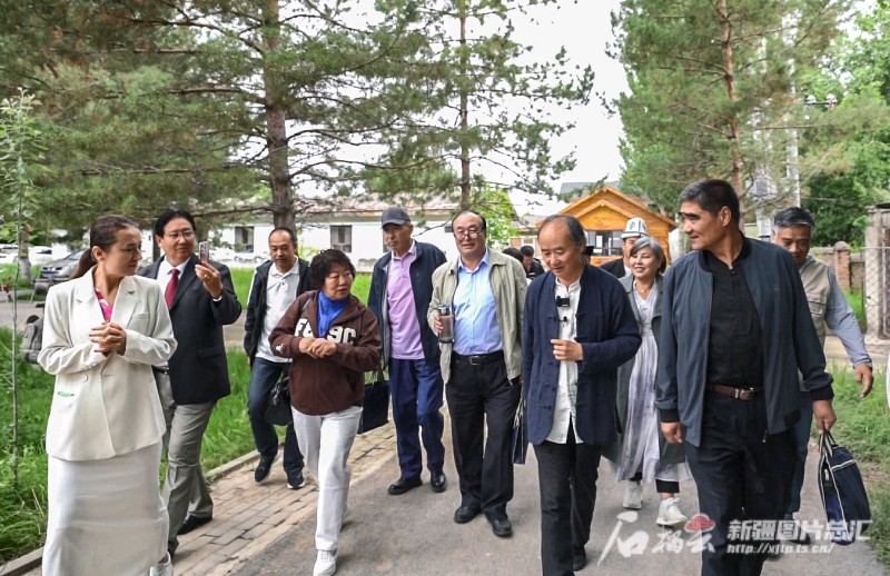  Xinjiang Multi ethnic Writers' Literature Week ends