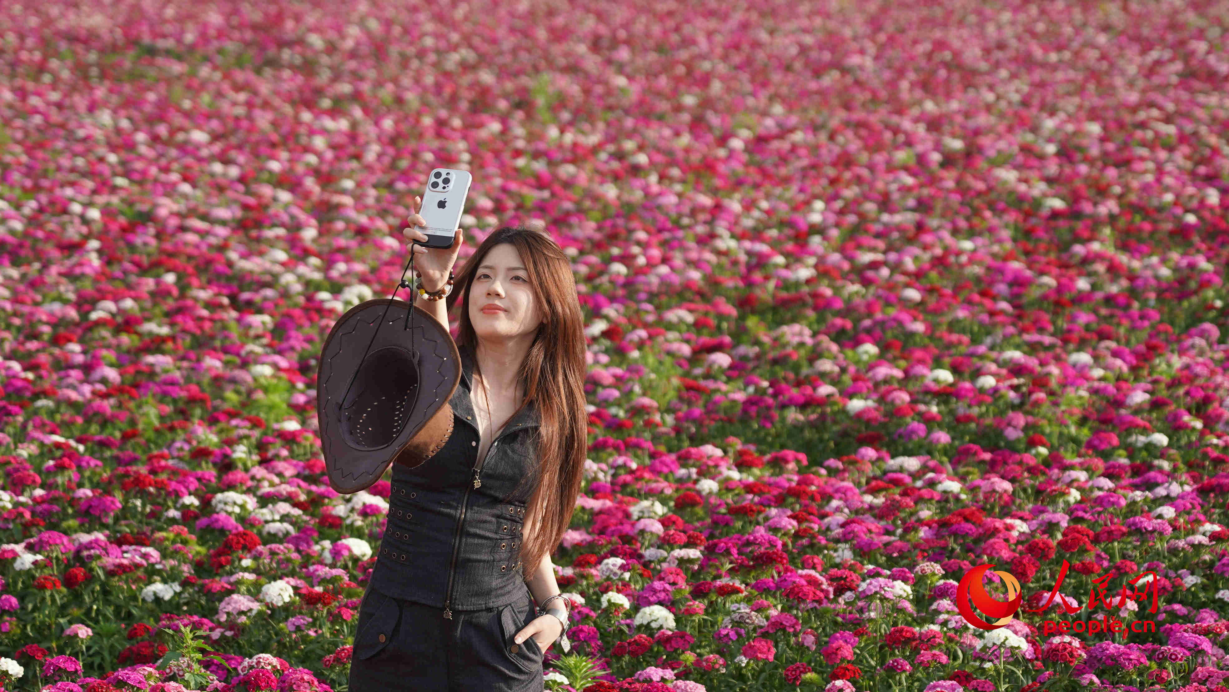 美丽的花海成为游客自拍最天然的背景。人民网 李龙摄