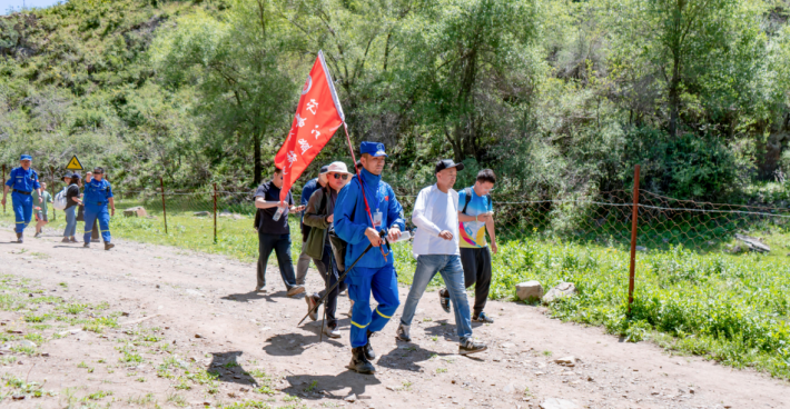 Shuimogou District: take action to jointly build and share a good public environment On June 2, the first stop of the "Good doers do good" public welfare hiking activity came to Shuimo Tianshan National Fitness Trail in Shuimogou District, Urumqi, where more than 50 public welfare people raised money on foot. Chen Xingjia, a public welfare person, led more than 50 public welfare people along the fitness trail, actively communicated and interacted with surrounding tourists, publicized the concept of public welfare, encouraged more people to join in the action of protecting the environment and supporting the construction of public facilities, delivered love with practical actions, and gathered public welfare forces.