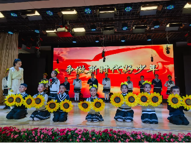  Shuimogou District held a special recitation contest for the art festival A few days ago, the special recitation competition of the 6th "Shuimo Childlike Innocence · Growing in the Sunshine" Art Festival of the educational system of Shuimogou District, Urumqi was held in the 38th Primary School of Urumqi. The students carried forward the excellent traditional Chinese culture by reading aloud, which also opened the curtain for the art festival series activities. It comprehensively displayed the achievements of Shuimogou District in the inheritance of Chinese excellent traditional culture and aesthetic education, and comprehensively displayed the spiritual outlook of young people.