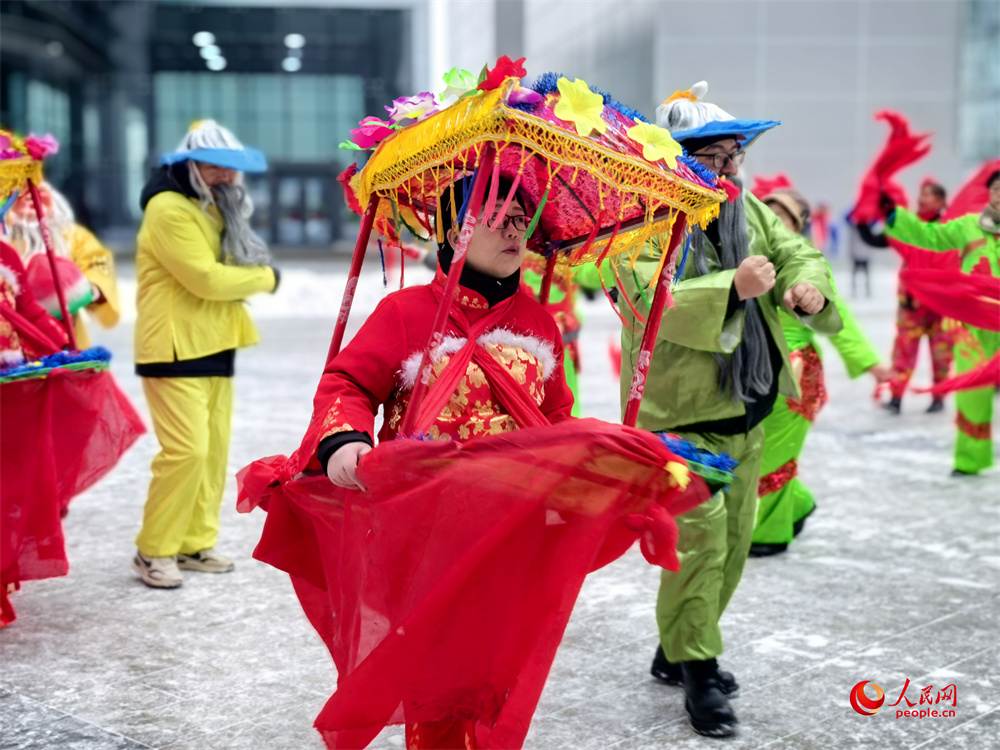 打起手鼓舞起龙，乌鲁木齐群众排练社火迎新春。人民网记者 韩婷摄