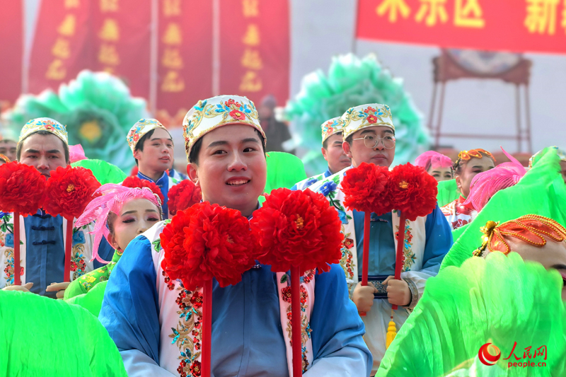 “打起手鼓 舞起龙”乌鲁木齐社火闹元宵展演活动举行。人民网记者 韩婷摄