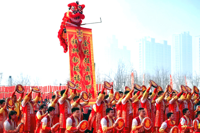 “打起手鼓 舞起龙”乌鲁木齐社火闹元宵展演活动现场。人民网记者 韩婷摄