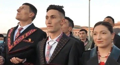 来自新疆塔县的护边员到天安门看升旗